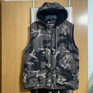 Courage Clothing Co size Large Camo Vest with fuzzy lined Zip up front pockets